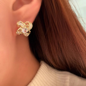 Eleganti Orecchini a Perno con Zirconi Floreali, Gioielli di Lusso Minimalista per Donna, Uso Quotidiano, Regalo Chic - Product Image 4