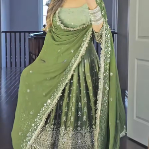 สไตล์บอลลีวูดออกแบบใหม่สวมใส่ดูหนักเย็บปักถักร้อยลําดับชุดทํางานสําหรับสุภาพสตรีและเจ้าสาวอินเดียชุดแต่งงาน - Product Image 1