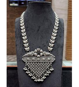 Collar con Dije Plateado de Lujo para Mujer, Listo para Bodas, Acabado Liso y Elegante para Cualquier Atuendo - Product Image 4