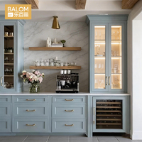 Mobili da Cucina di Lusso Verde Salvia con Pannelli Rialzati, Armadietti Tradizionali in Legno Massello con Cornice Dorata e Chiusura Ammortizzata, Personalizzabili