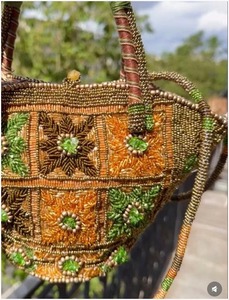 Sac à main de luxe fait main par un fournisseur indien, orné de perles et brodé, pour femme, idéal pour les événements spéciaux, disponible à la vente - Product Image 4