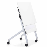Bureau de formation pliable moderne, table de réunion mobile sur roulettes avec tableau latéral suspendu pour les espaces de formation éducative et de bureau