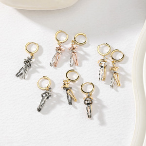 Boucles d'oreilles Huggie pour amoureux, en alliage de zinc, bicolores, en forme humaine, design couple, cadeau unisexe, bijoux tendance - Product Image 1