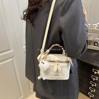 2026 Neue Mini-Bucket-Bag mit Anhänger Damen-Modetasche Niedliche Mädchen-Schultertasche