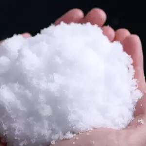 Poudre colorée blanche en grande quantité ajoutant de l'eau étendre la neige magique neige instantanée neige artificielle pour festival de décoration