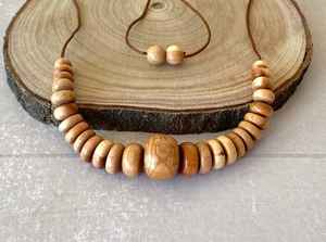 สร้อยคอไม้ทำมือจากลูกปัดไม้ธรรมชาติคุณภาพพรีเมียม ออกแบบมาสำหรับผู้ชาย ผู้หญิง และสวมใส่แฟชั่นในชีวิตประจำวัน - Product Image 4