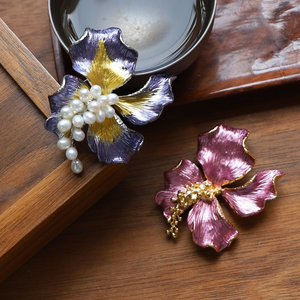 Broche Fleur d'Iris Peinte à la Main, Épingle en Cuivre avec Accent Perle d'Eau Douce, Broche de Mariage Vintage en Émail pour Femme, Bijou de Luxe Léger - Product Image 5