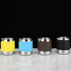 Jarra de espuma de leche de acero inoxidable 304, espesada y escalable, para café, con diseño floral creativo y minimalista para el hogar - Product Image 3