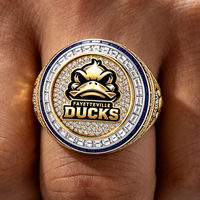Anillo de Campeonato Personalizado 2026 con Zirconia Pavé Completa, Logotipo Animal 3D y Detalle Esmaltado para Ganadores de Ligas Universitarias