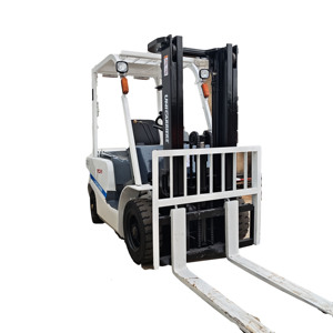 Chariot élévateur diesel TCM 30 d'occasion, 3 tonnes, moteur Isuzu, pneus pleins à trois étages, dimensions des fourches 1220x125x50 - Product Image 1