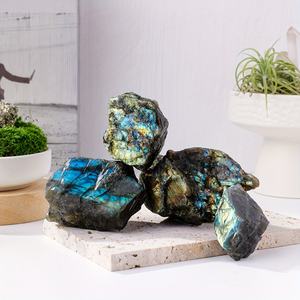 Pierre de labradorite brute naturelle écologique en gros avec éclat bleu, cristaux d'énergie bruts pour la décoration artisanale par CrystalHola - Product Image 2