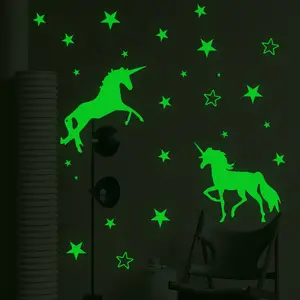 Çocuk odası dekorasyon yapıştırıcı unicorn üzerinde çıkartmalar duvar karanlıkta parlayan