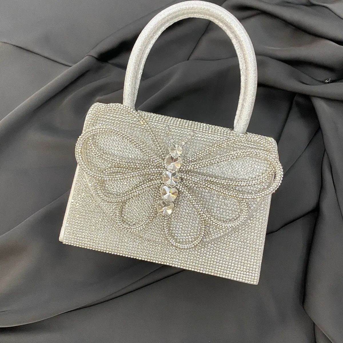 2024 produk baru tas tangan kristal kupu-kupu berlian tas berlian imitasi berkilau Fashion tas malam wanita populer