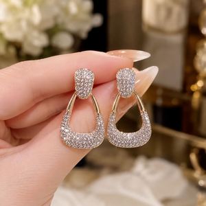 Boucles d'oreilles tendance rétro géométriques bohèmes en alliage de zinc plaqué or avec diamants pour femme, idéales pour les soirées - Product Image 2