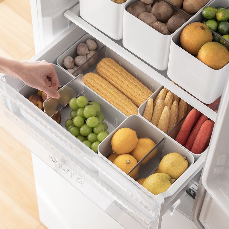 Organizer Trasparente Per Dispensa E Frigo – Contenitore In Plastica Con 3 Divisori Rimovibili E Maniglia (26x17x12 Cm)
