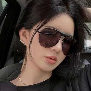 Gafas de Sol Retro 2025 con Logotipo Personalizado, Montura Grande de Aleación para Hombre, Lentes UV400, Gafas de Sol de Piloto Metálicas para Mujer - Product Image 4