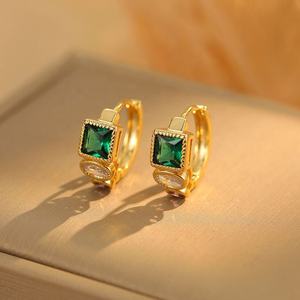 Boucles d'oreilles en forme de C de style rétro européen américain plaquées or 18 carats Micro zircon incrusté Clous géométriques - pour cadeau - Product Image 1