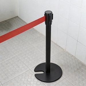 Poteau de contrôle de foule durable à base en U avec sangle rétractable de 2 m, poteau en acier inoxydable et base lestée en fer, poteau de délimitation avec corde - Product Image 1