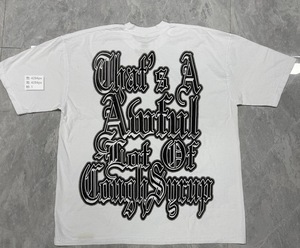 T-shirt di Lusso di Marca Famosa all'Ingrosso, Maglietta Bianca con Stampa COUGH SYRUP, Streetwear con Angelo Cupido, T-shirt Personalizzata per Uomo - Product Image 2