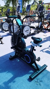Bicicleta estática con ventilador resistente al viento, bicicleta estática para entrenamiento HIIT de cuerpo completo, sillín ajustable en altura, entrenador de ciclismo para interiores - Product Image 3