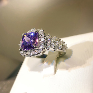 Bague de luxe scintillante en pierres précieuses simulées violettes, entièrement pavée de cristaux, pour femmes - Product Image 2