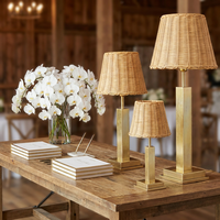 Lampe de table sans fil en fer doré de luxe avec abat-jour en rotin plissé pour la décoration haut de gamme de mariages et d'hôtels