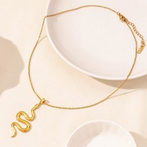 Collier <span class=keywords><strong>Serpent</strong></span> en Acier Inoxydable 304 Doré avec Écailles Gaufrées, Motif Animal Sauvage Cobra, pour Hommes et Femmes, Ensemble de Bijoux Pendentif Unisexe - Product Image 4