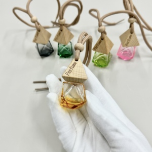 Custom 8ml Car <span class=keywords><strong>Hanging</strong></span> Difusor Garrafa De Perfume De Vidro Preto Forma Quadrada Triângulo Tampa De Madeira com Tampa De Parafuso Tipo De Vedação - Product Image 4