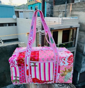 Bolsa de lona acolchada de algodón hecha a mano, estilo bohemio, con bordado y cierre de cremallera, para usar en todas las estaciones. - Product Image 1
