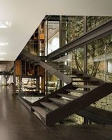 Escalier moderne en bois massif et marbre, avec marches ouvertes, garde-corps en verre durable, design droit pour appartements, métal écologique
