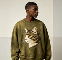 Sweat-shirt à col rond tie-dye olive avec broderie chenille portrait de chat, en polaire oversize, coupe ample et carrée, style streetwear rétro