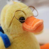 Porte-clés en peluche canard avec lunettes, petits jouets en peluche Kawaii, poupée en peluche douce, pendentif de sac, accessoires de mode, cadeau en gros pour filles