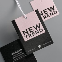 Étiquettes de vêtements en papier écologiques personnalisées à prix abordable, très demandées, pour sacs, chaussures, impression de logo de marque, estampage à chaud