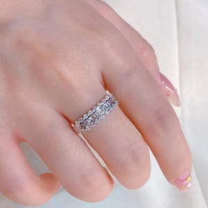 Anello da Donna in Oro Bianco con Diamanti Taglio Baguette Colore G Naturale Stile Classico per Fidanzamento - Product Image 3