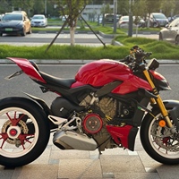 Ducati Street Fighter V4S, moteur V quatre temps refroidi par eau, 1103 cm³, démarrage électrique, avec pot d'échappement spécifique pour la piste, essence.