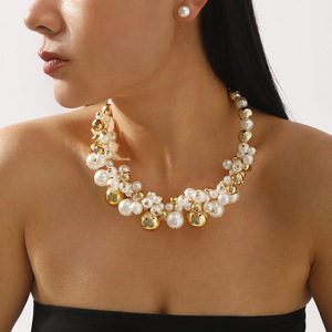 Accessoire de mode - <span class=keywords><strong>Magnifique</strong></span> collier court en perles pour les événements formels. Ensemble comprenant des boucles d'oreilles et un collier en perles. - Product Image 3