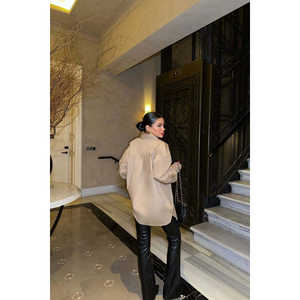 เสื้อเชิ้ตผ้าป๊อปลินสีน้ำตาลสำหรับผู้หญิงพร้อมดีเทลกระเป๋าสุดพิเศษ - Product Image 1