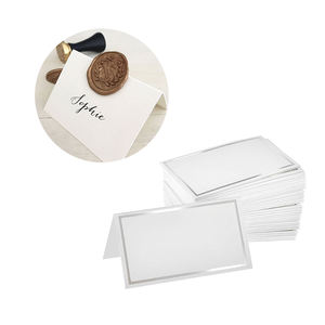 Tarjetas de Lugar Personalizadas para Boda, con Nombre de Mesa, Sello de Cera y Borde Plateado - Product Image 1