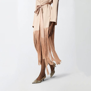 Manteau long en satin rose poudré pour femme, personnalisé, à franges, ceinturé à la taille, col à revers, manches longues - Product Image 3