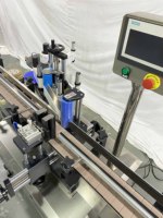 Applicateur d'étiquettes ESKO pour boîtes en carton, système de positionnement d'autocollants pour surfaces supérieures et inférieures d'emballages auto-adhésifs