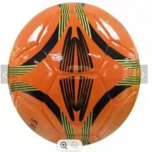 Ballon de football de qualité officielle taille 5 #   Ballon de football en PVC avec logo personnalisé imprimé pour les matchs, poids 0,4-0,45 kg, emballage dégonflé - Product Image 2