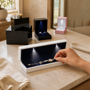 Boîte de rangement personnalisable par le fabricant pour bijoux haut de gamme avec éclairage LED, pour bagues de mariage, pendentifs, bracelets et joncs, emballage en gros - Product Image 2