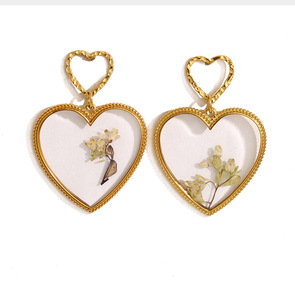 Boucles d'oreilles Huggie géométriques en forme de cœur avec fleurs séchées, style bohème, en acier inoxydable plaqué or 18 carats pour femme, Elodie, Anniversaire - Product Image 6