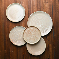 Assiette ronde en porcelaine texturée jaune réactive P&T Sustainable Japandi pour la restauration HoReCa