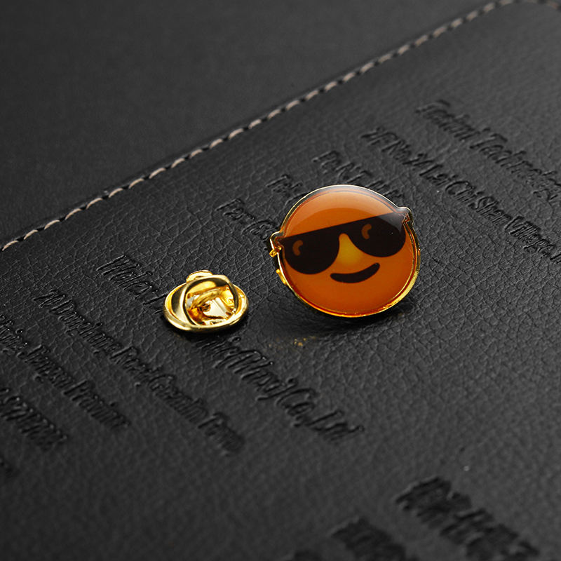 Épinglette en résine époxy Smiley