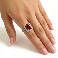 Bague de mariage de luxe en or blanc 18 carats avec rubis taille émeraude, halo de diamants et bande pavée