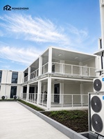 Maison de luxe en conteneurs préfabriqués à deux étages avec terrasse sur le toit et escalier extérieur
