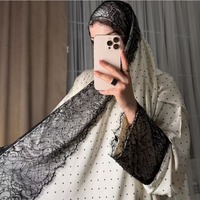 2026 Neues Frühlings-Großhandels-Maxikleid mit Polka-Dot-Print, französischem Chic, Spitzen-Patchwork, lockerer Abaya, bescheidenes Kleid mit Schal, Weiß