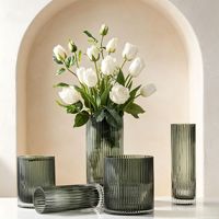 Vase de table en verre bleu vert éco-responsable fait main, style nordique moderne, motif géométrique créatif à bandes verticales triangulaires pour fleurs
