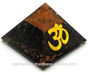 Pyramide d'orgonite en agate artisanale en gros, décoration énergétique, thème de l'amour, bien-être, guérison, maison européenne en agate - Product Image 2